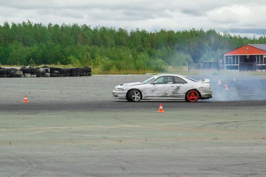 Cornering technique with the use of a controlled drift at the maximum speed    