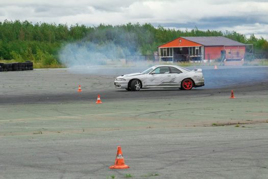 Cornering technique with the use of a controlled drift at the maximum speed    