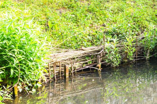 Fascines are used to ward off fractures and embankment erosion.