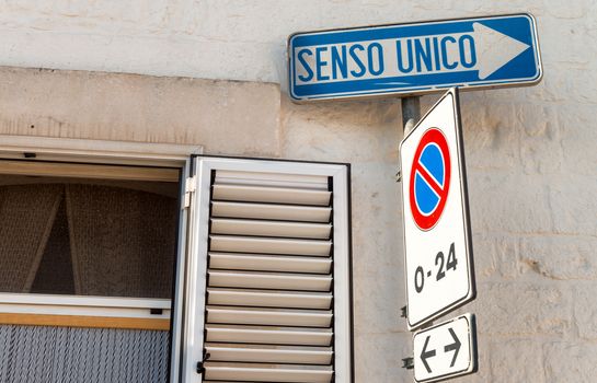 One way street sign in Italy.