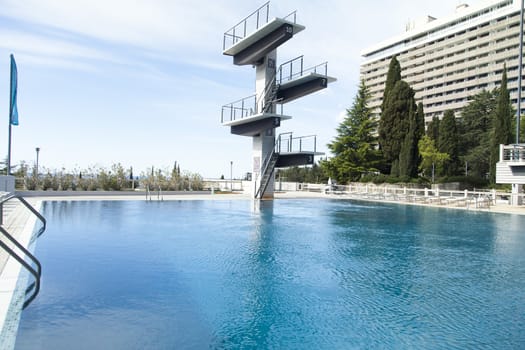 The hopping pool in the open air with blue water