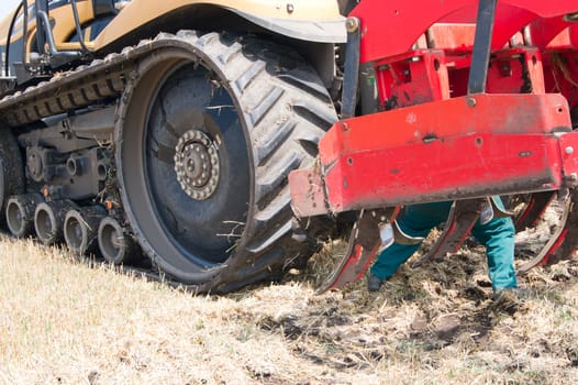 Loosening carried out in the fields of machinery.