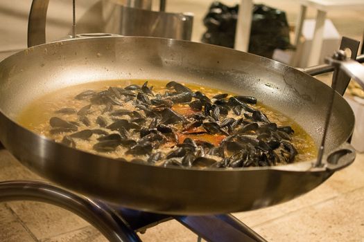 Cooking mussels in steel pot on low heat