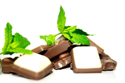 Closeup shot of some mint leafes and chocolate