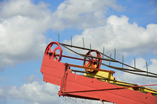 Top of threshing machine with conveyor