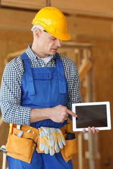 portrait of workman with tablet 
