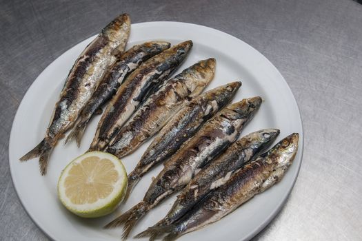 fried sardines with lemon