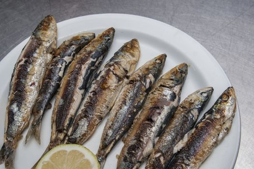 fried sardines with lemon