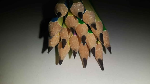 Is written in pencil Or media arts Usually made of solid pigment and narrow pencil meat inside the shell that protects it from breaking or leaving a mark on the hand during use.
Pencil marks created by graffiti. Leaving solid material pencil with a pencil, paper or other surfaces that differ from the pen. To spread the footprint of liquid or gel ink onto paper with a lighter.