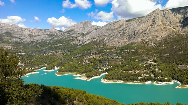 Photo representing a view from above of Guadalest Reervoir