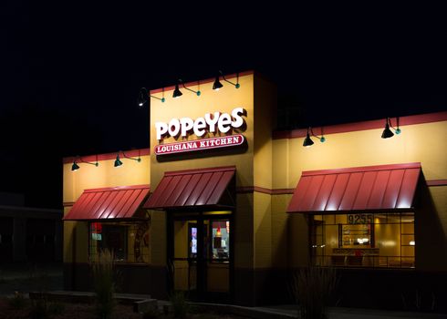 BLOOMINGTON, MN/USA - AUGUST 5, 2015: Popeyes Louisiana Kitchen exterior. Popeyes Louisiana Kitchen is an American chain of fried chicken fast food restaurants.