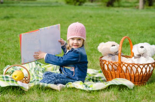 The three-year girl is considering a book on picnic