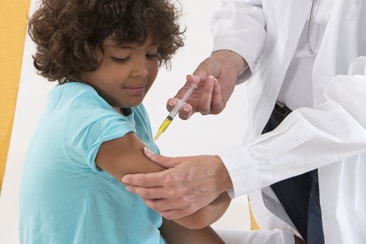 a female doctor vaccinating a child