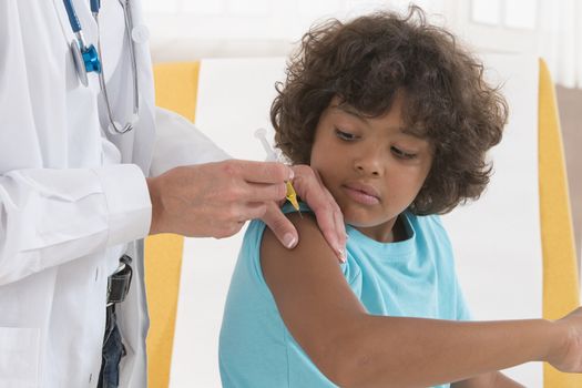 a female doctor vaccinating a child