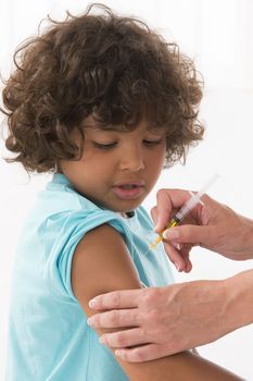 a female doctor vaccinating a child
