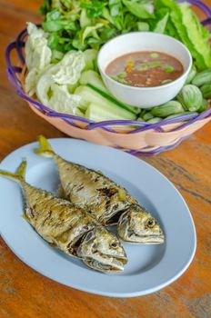 fried mackerel with fresh vegetables and spicy sauce