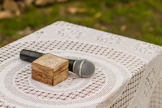 the microphone and box for wedding ruts on the table