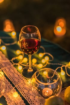 wedding decor, candles on the table, light bulbs, emerald green color, glasses of wine