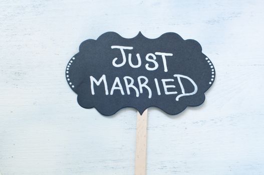 Sign indicating the marriage during a ceremony