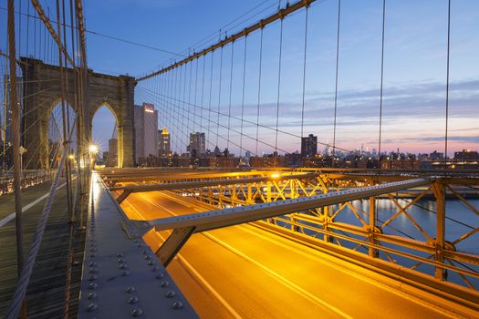 Image of the famous Brooklyn Bridge at sunrise.