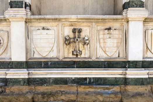 In the picture a close up the wall of Santa Maria Novelle in Florence , where we see symbols of Christianity and the medieval noble families .