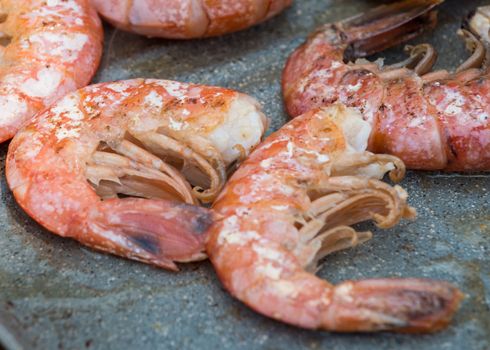 In the picture of cooked shrimp to the plate, close-up.