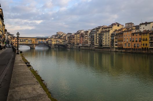 In the picture the old bridge over the River Arno , Florence .