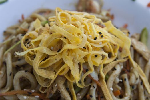 chinese noodles with omelette and vegetables