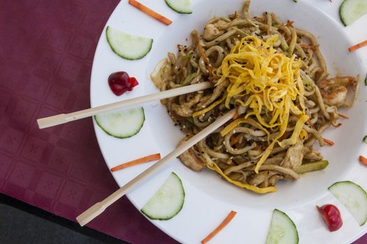 chinese noodles with omelette and vegetables