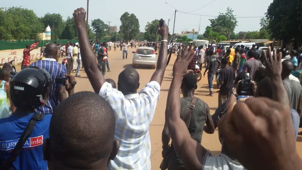 BURKINA FASO, Ouagadougou : Residents protest near the presidential palace in Ouagadougou on September 17, 2015, after Burkina Faso's presidential guard declared a coup, a day after seizing the interim president and senior government members, as the country geared up for its first elections since the overthrow of longtime leader Blaise Compaore.
