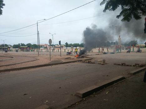 BURKINA FASO, Ouagadougou : Protestors react during a protest against the military coup in place de la Nation in Ouagadougou, Burkina Faso, on September 18, 2015. Protests have sparked in Ouagadougou after Presidential guard officers seized power in a coup. 