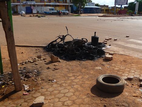 BURKINA FASO, Ouagadougou : A burned motorcycle is seen in Ouagadougou, Burkina Faso, on September 18, 2015. Protests have sparked in Ouagadougou after Presidential guard officers seized power in a coup.