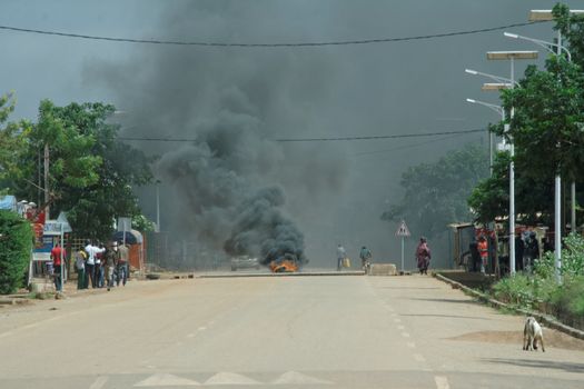 BURKINA FASO, Ouagadougou : A tire burns near the presidential palace in Ouagadougou, Burkina Faso, on September 18, 2015. Protests have sparked in Ouagadougou after Presidential guard officers seized power in a coup.