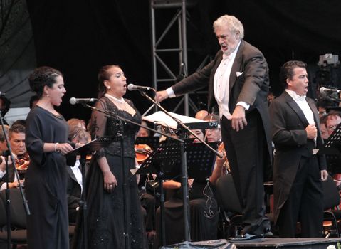 MEXICO, Mexico City: Spanish tenor Placido Domingo (C) conducts a concert with Mexico Philharmonic Orchestra on September 18, 2015 in Mexico City. Soprano Maria Katzarava (L), mezzo-soprano Grace Echauri (2nd L), tenor Dante Alcala (R) and bass Rosendo Flores perfom Verdi's Requiem in memory of 1985 earthquake.