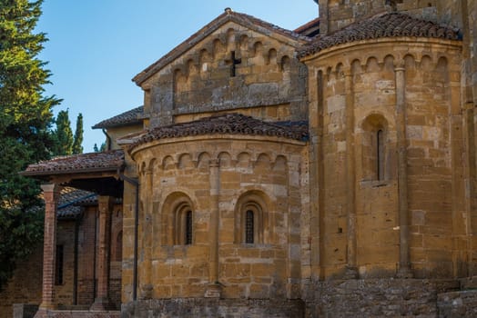 In the picture the Collegiate Castell'Arquato near Piacenza, the church is of medieval origin and dates back to the year 758 .