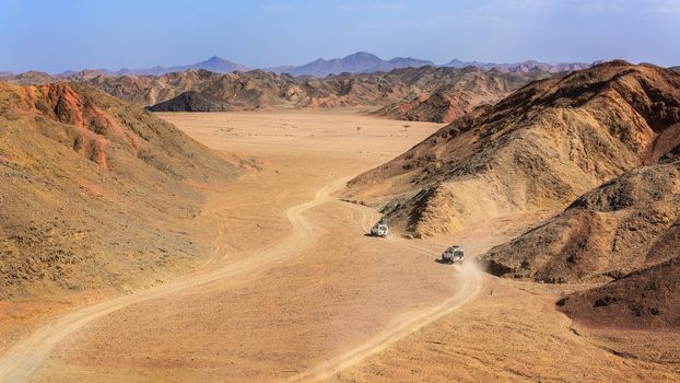 In the picture two jeeps while attraverano the desert rocks Egyptian, a view from above.