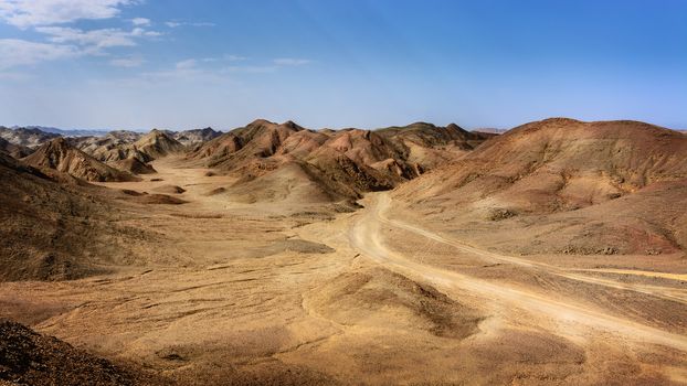 In the picture the Egyptian desert of stones with its beautiful mountains of many colors .