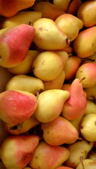 piture of a ripe pears for sale in a market