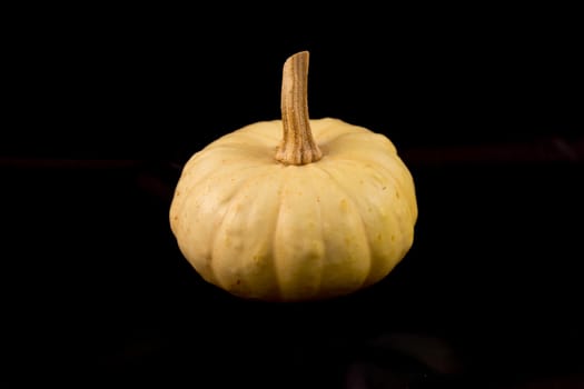 The ornamental pumpkins do not eat, are used to decorate the house, not only during Halloween