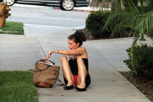 Alicia Arden
star of "Hoarding: Buried Alive," has both a purse malfunction and a wardrobe malfunction while leaving yoga class, Woodland Hills, CA 09-23-15