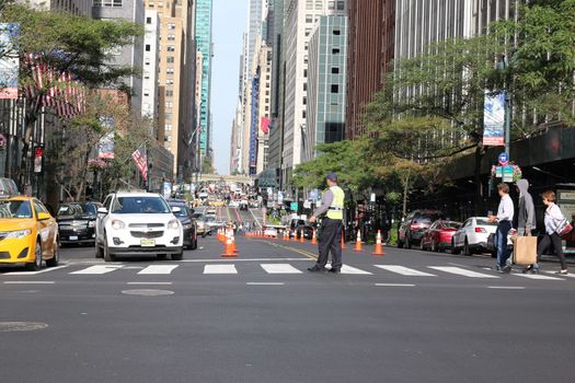 UNITED STATES, New York: A police officer directs traffic near the United Nations headquarters in New York City ahead of the address by Pope Francis at the United Nations, September 25, 2015. 