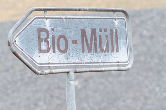 White sign with the words organic waste.