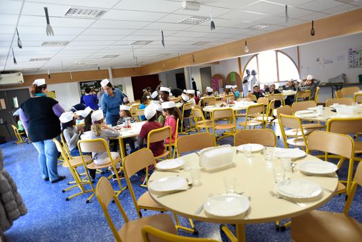 FRANCE, Valence : Pupils sit at canteen tables waiting for their exceptionnal menu at Celestin Freinet school in Valence (Dr�me), on September 25, 2015 on the occasion of French gastronomy days from September 25 to September 27, 2015. 