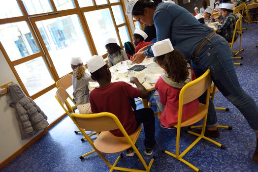 FRANCE, Valence : Pupils at canteen eat cherry tomatoes for their exceptional menu at Celestin Freinet school in Valence (Dr�me), on September 25, 2015 on the occasion of French gastronomy days from September 25 to September 27, 2015. 