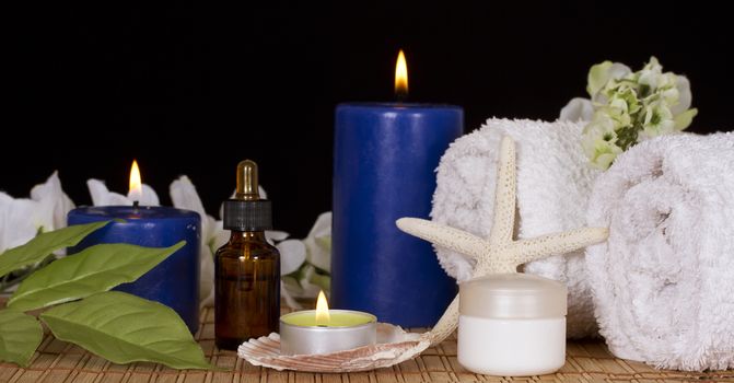 Accessories for spa treatments in the candlelight