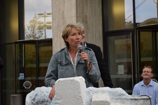 UNITED KINGDOM, London: Emma Thompson speaks	Actress Emma Thompson joined John Sauven, director of Greenpeace, and a number of activists and other members of the public outside Shell's Headquarters in London on September 29, 2015 to celebrate the announcement that Shell had abandoned its plans to drill for oil in the Arctic.  	According to our contributor about 50 to 100 people listened as Sauven and Thompson spoke of the victory and their continuing fight, which would see their puppet polar bear Aurora being relocated to Paris. 
