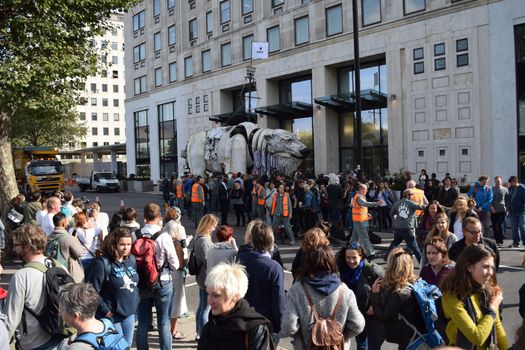 UNITED KINGDOM, London: Aurora pulled from Shell HQ	Actress Emma Thompson joined John Sauven, director of Greenpeace, and a number of activists and other members of the public outside Shell's Headquarters in London on September 29, 2015 to celebrate the announcement that Shell had abandoned its plans to drill for oil in the Arctic.  	According to our contributor about 50 to 100 people listened as Sauven and Thompson spoke of the victory and their continuing fight, which would see their puppet polar bear Aurora being relocated to Paris. 