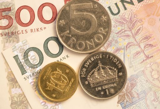 Swedish Currency Close Up 500, 100 bank notes, and a 10, 5 and 1 krona coin.
