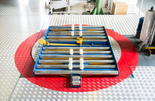 Turntable for wrapping pallets with stretch film