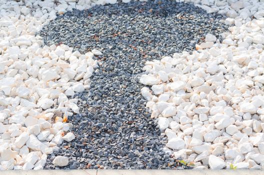 Motif of a keyhole with dark and light pebbles.